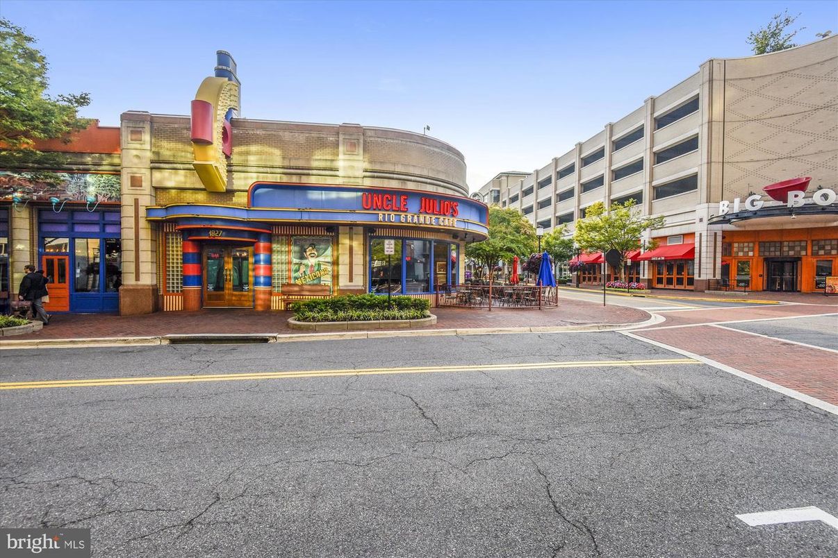 Exterior, Facade, Highrise