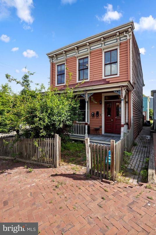 Exterior, Facade, Rowhouse