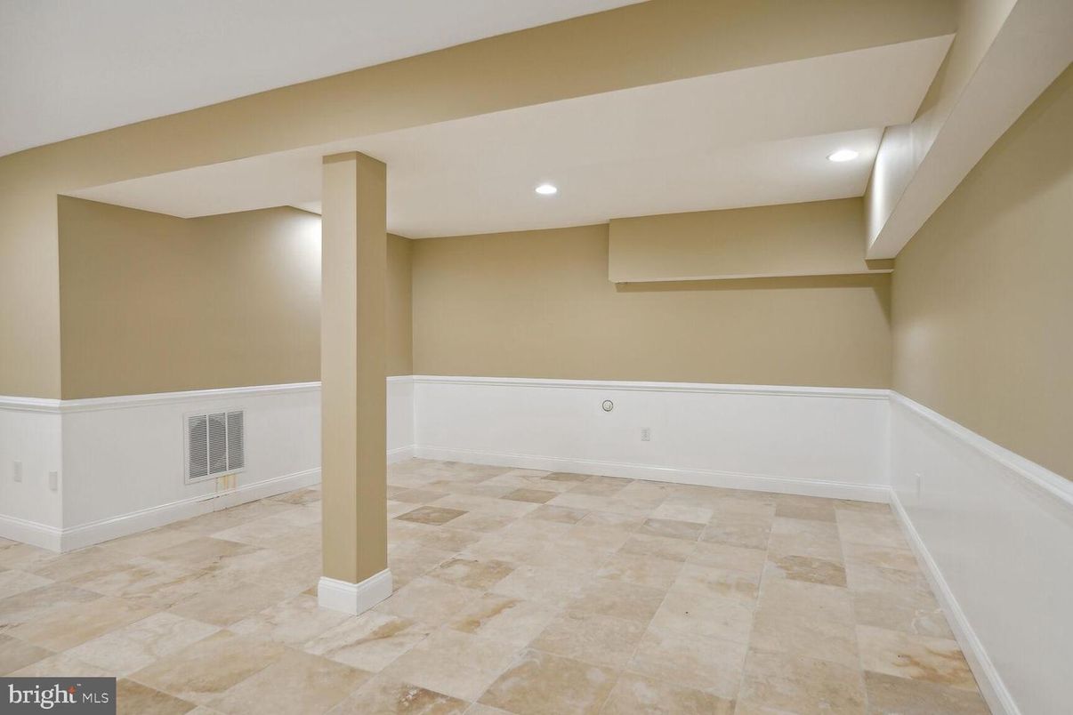 Empty room, Interior, Recessed Lighting