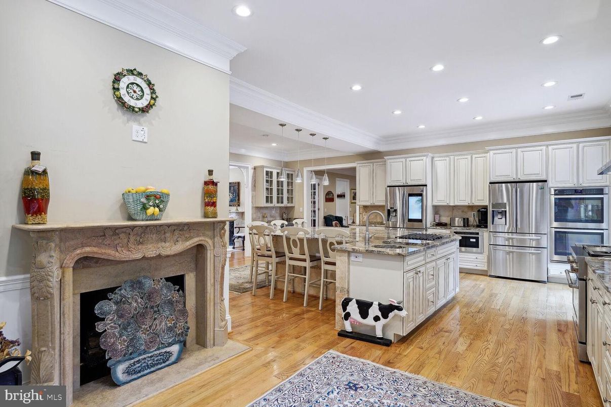 Dining room, Interior, Kitchen, Recessed Lighting, Stainless Steel Appliances, Wood Texture Flooring