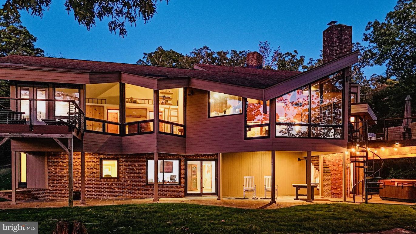 Backyard, Exterior, Facade, Brick Facade, Modern