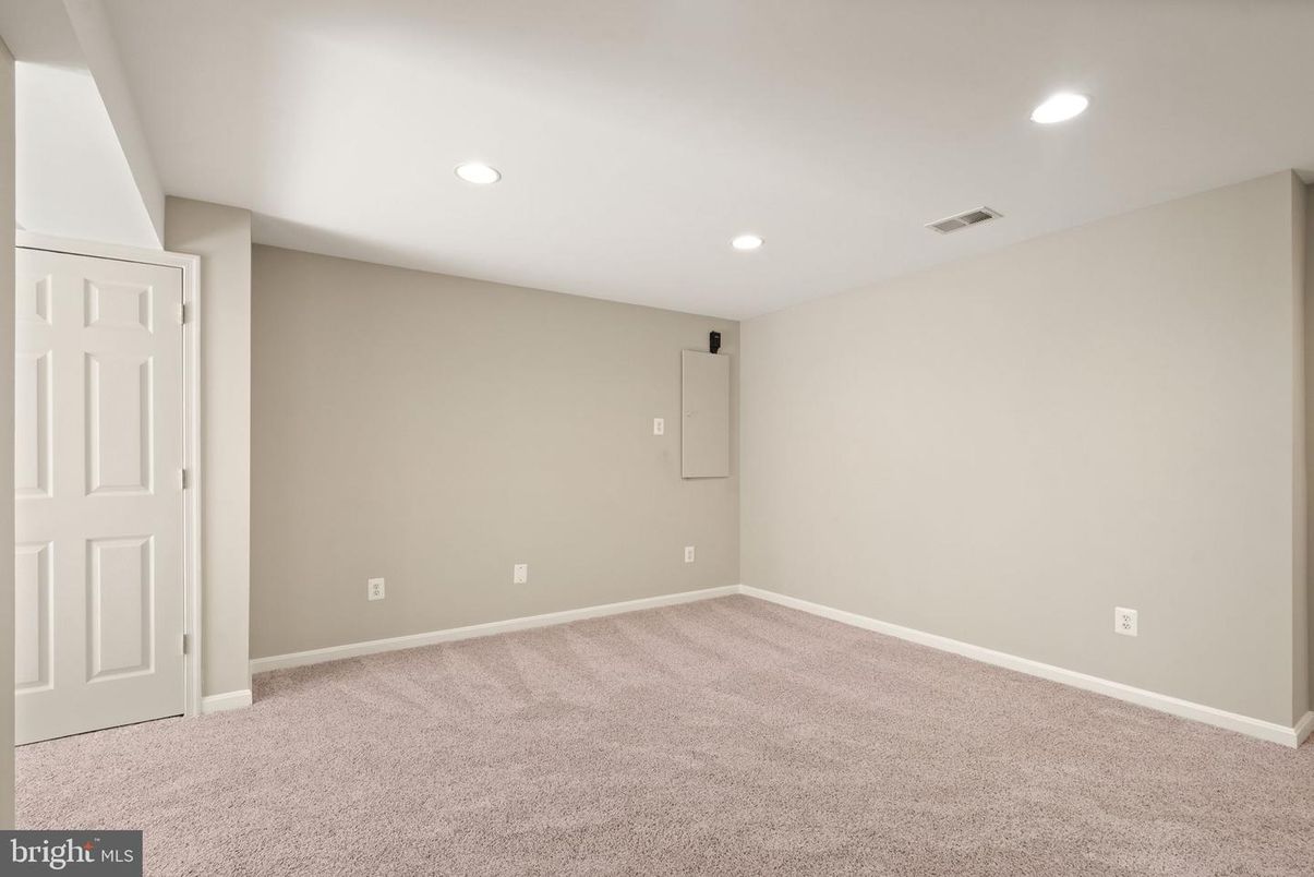 Empty room, Interior, Recessed Lighting