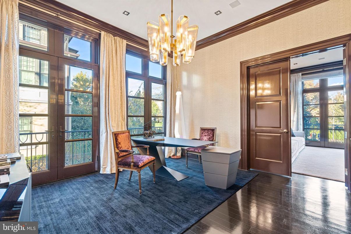 Chandelier, Dining room, Interior, Recessed Lighting, Wood Texture Flooring