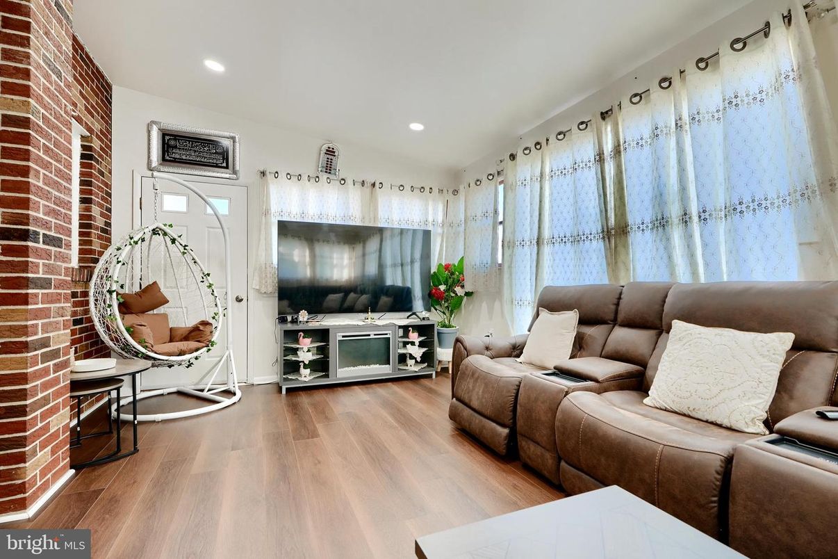 Interior, Living room, Recessed Lighting, Stone Walls, Wood Texture Flooring