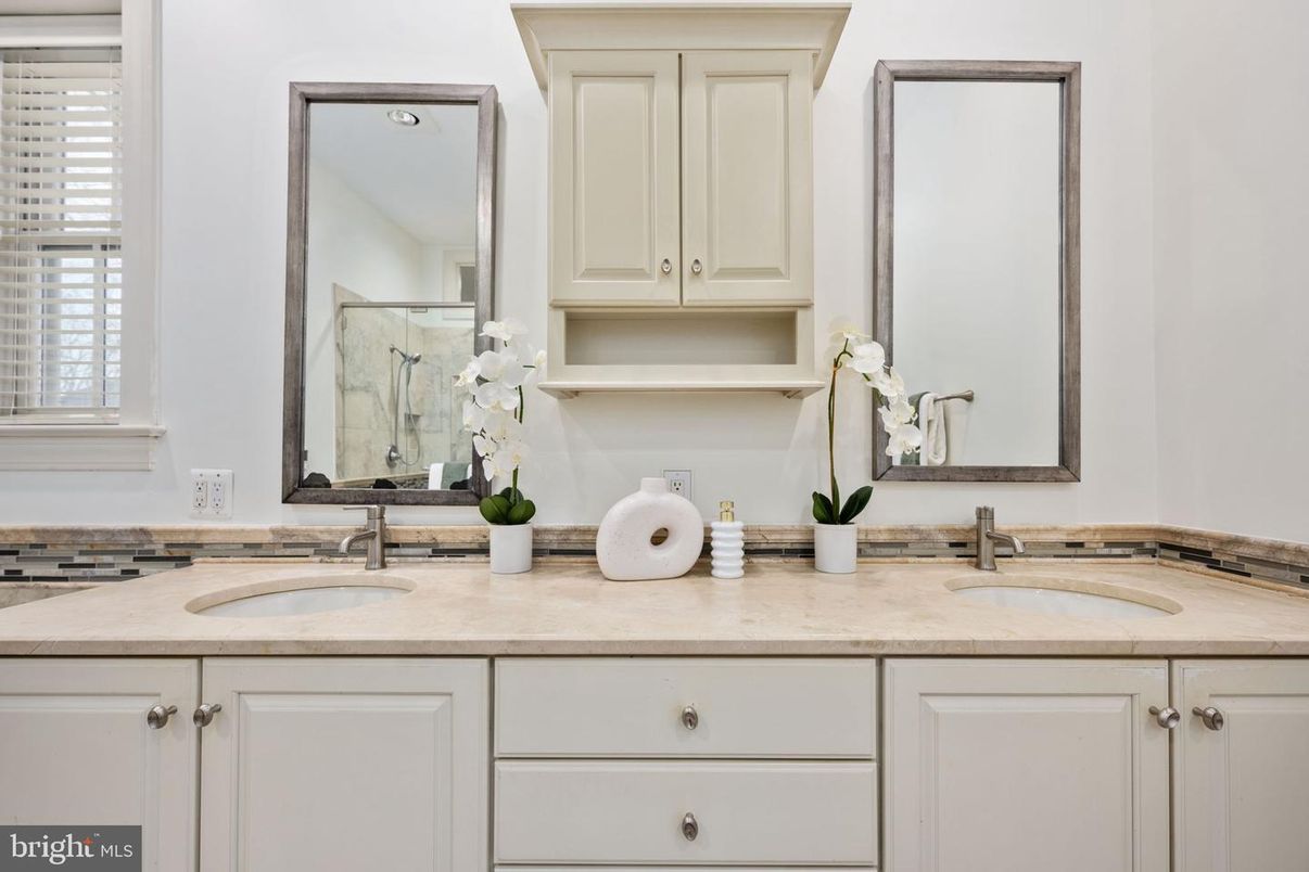 Bathroom, Dual Sink Vanities, Interior