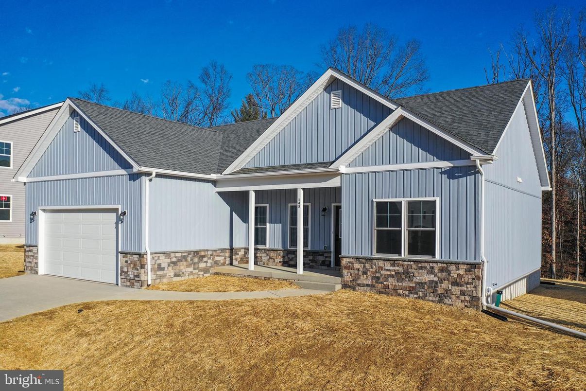 Attached, Exterior, Facade, Farmhouse