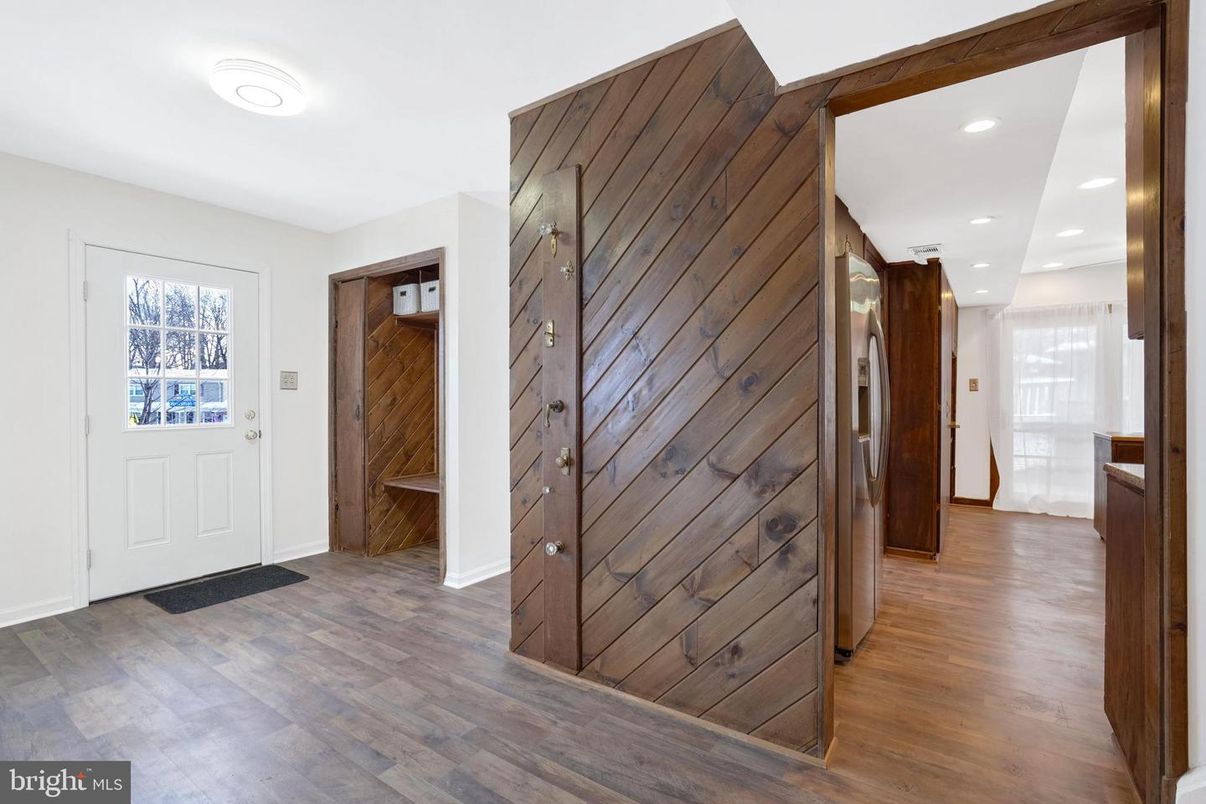 Interior, Recessed Lighting, Wood Texture Flooring, Wooden Walls