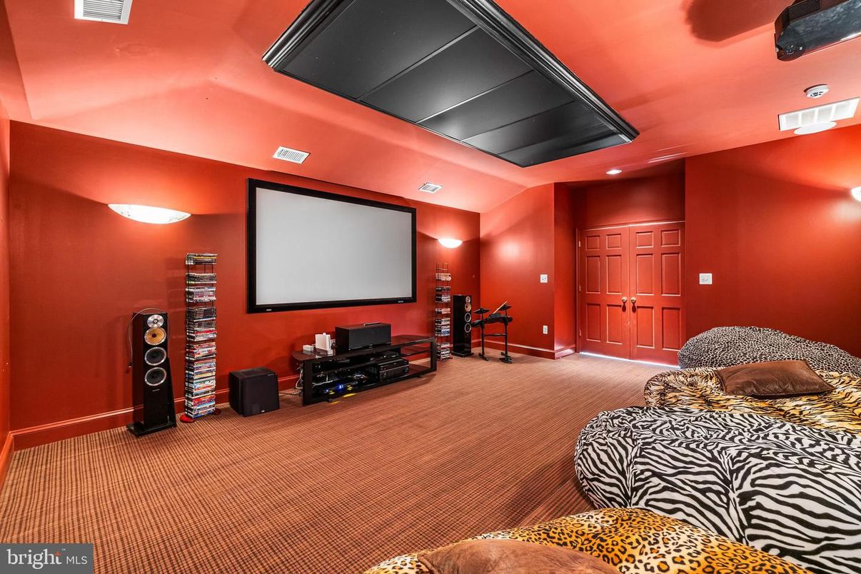Interior, Projection Screen, Recessed Lighting, Theatre Room
