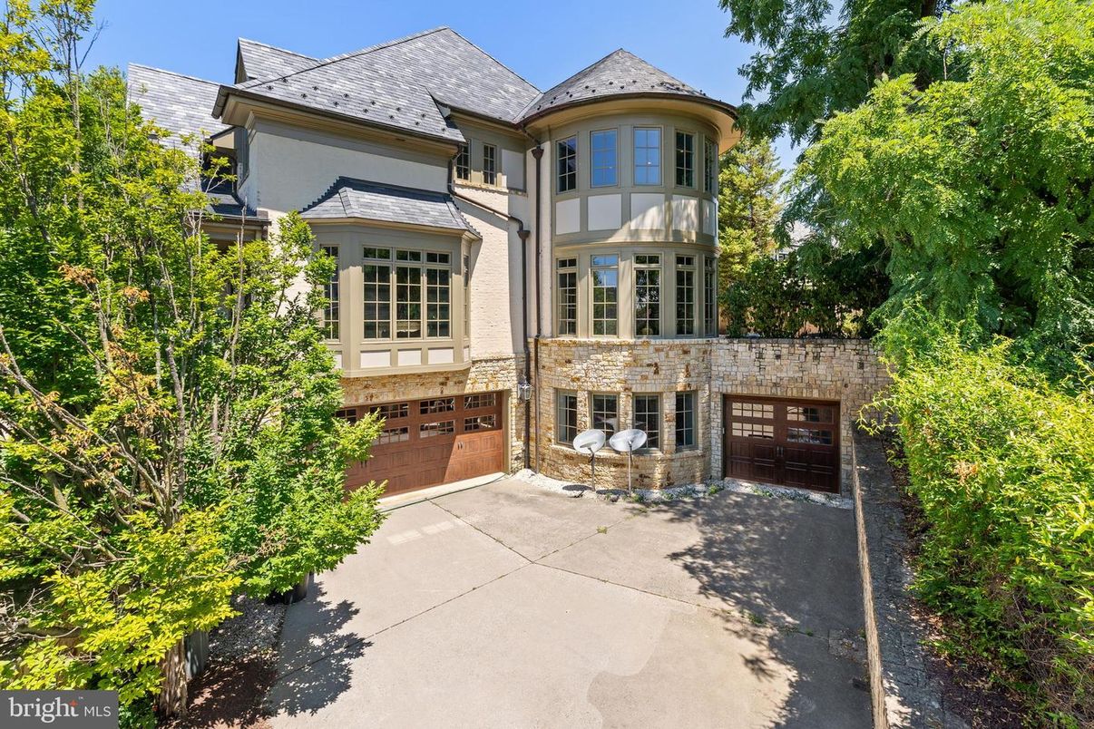 Attached, Exterior, Facade, Brick Facade, Queen Anne Victorian