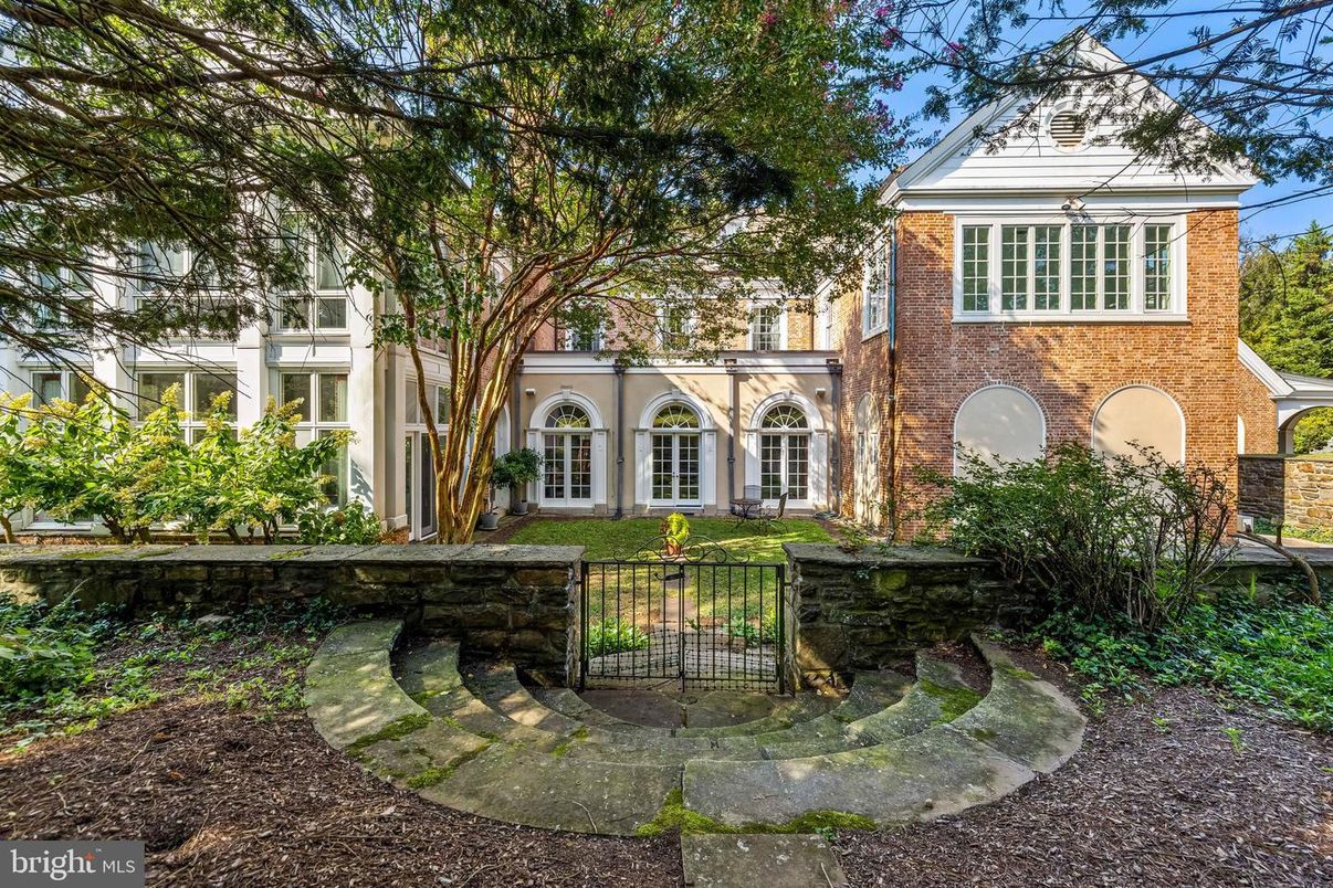 Exterior, Facade, Brick Facade, Georgian