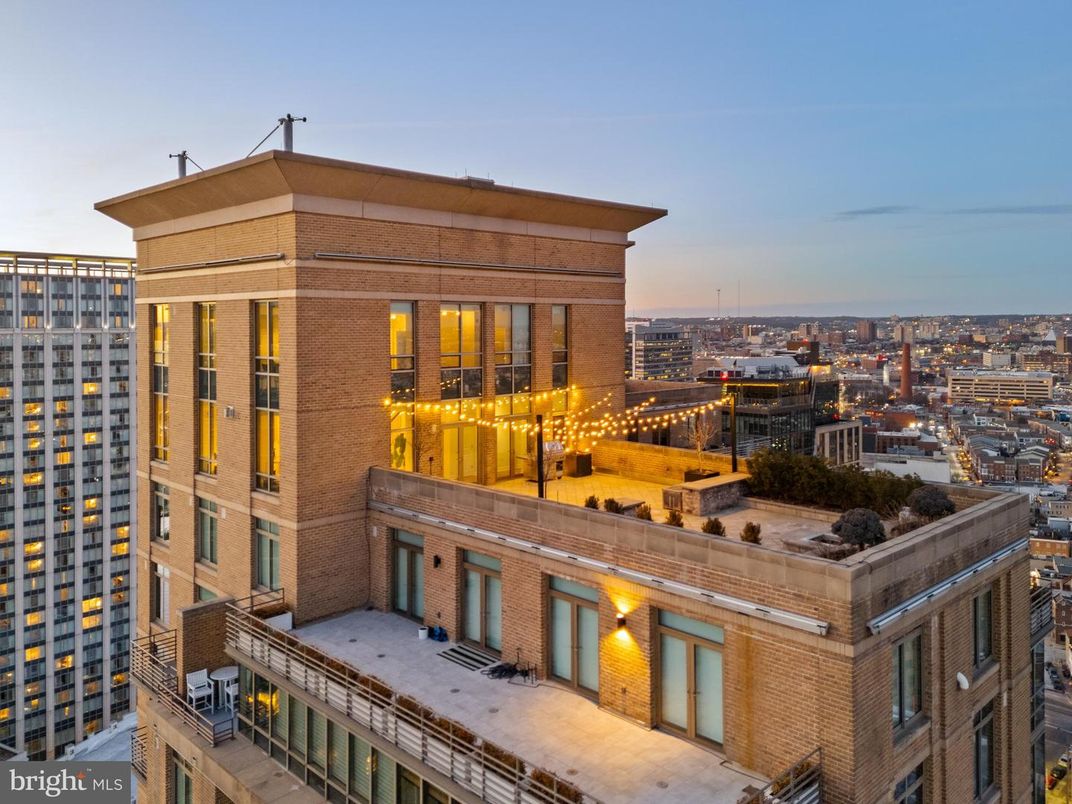 Exterior, Facade, Modern