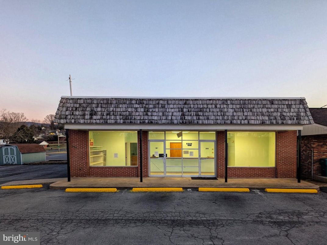 Exterior, Facade, Brick Facade, Ranch