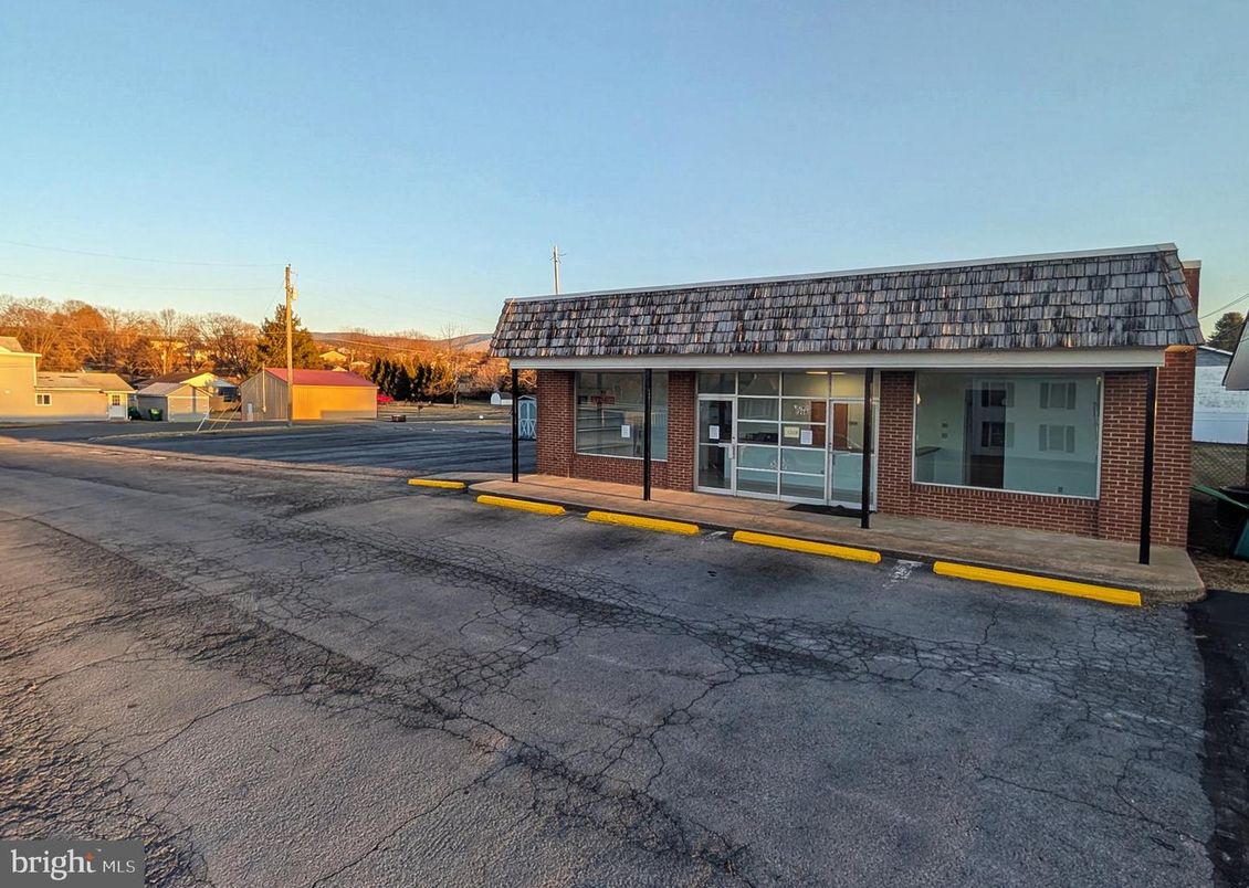 Exterior, Facade, Brick Facade, Highrise