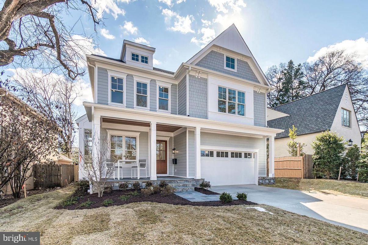 Attached, Exterior, Facade, Farmhouse