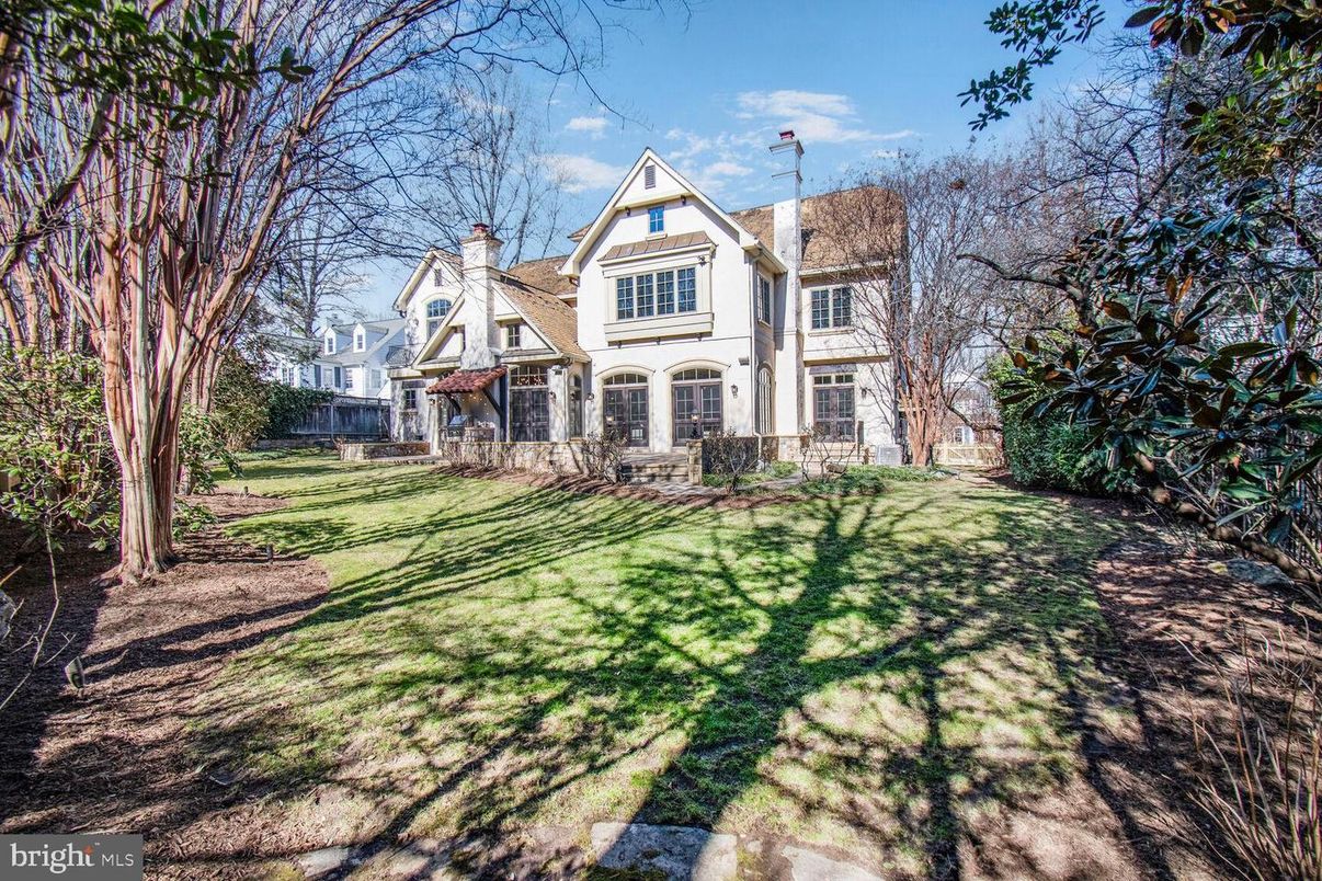 Backyard, Exterior, Facade, Queen Anne Victorian