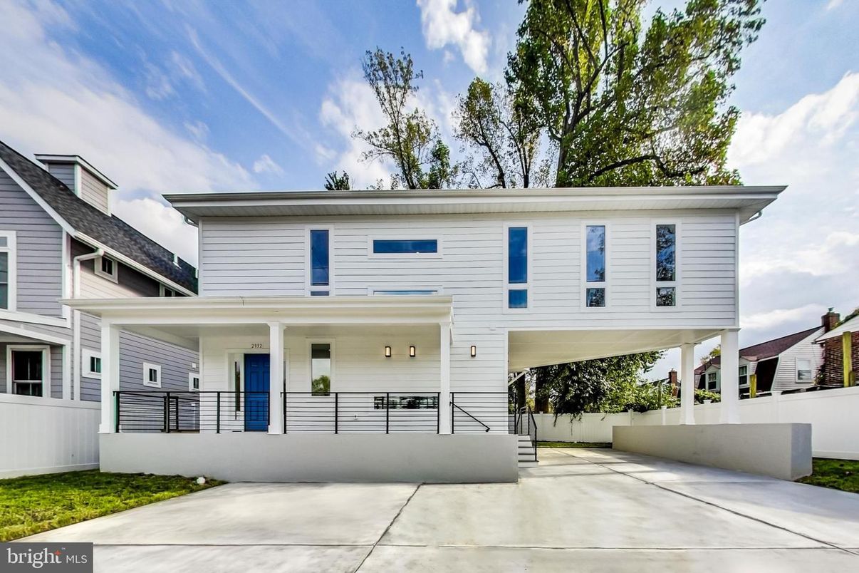 Exterior, Facade, Split Level