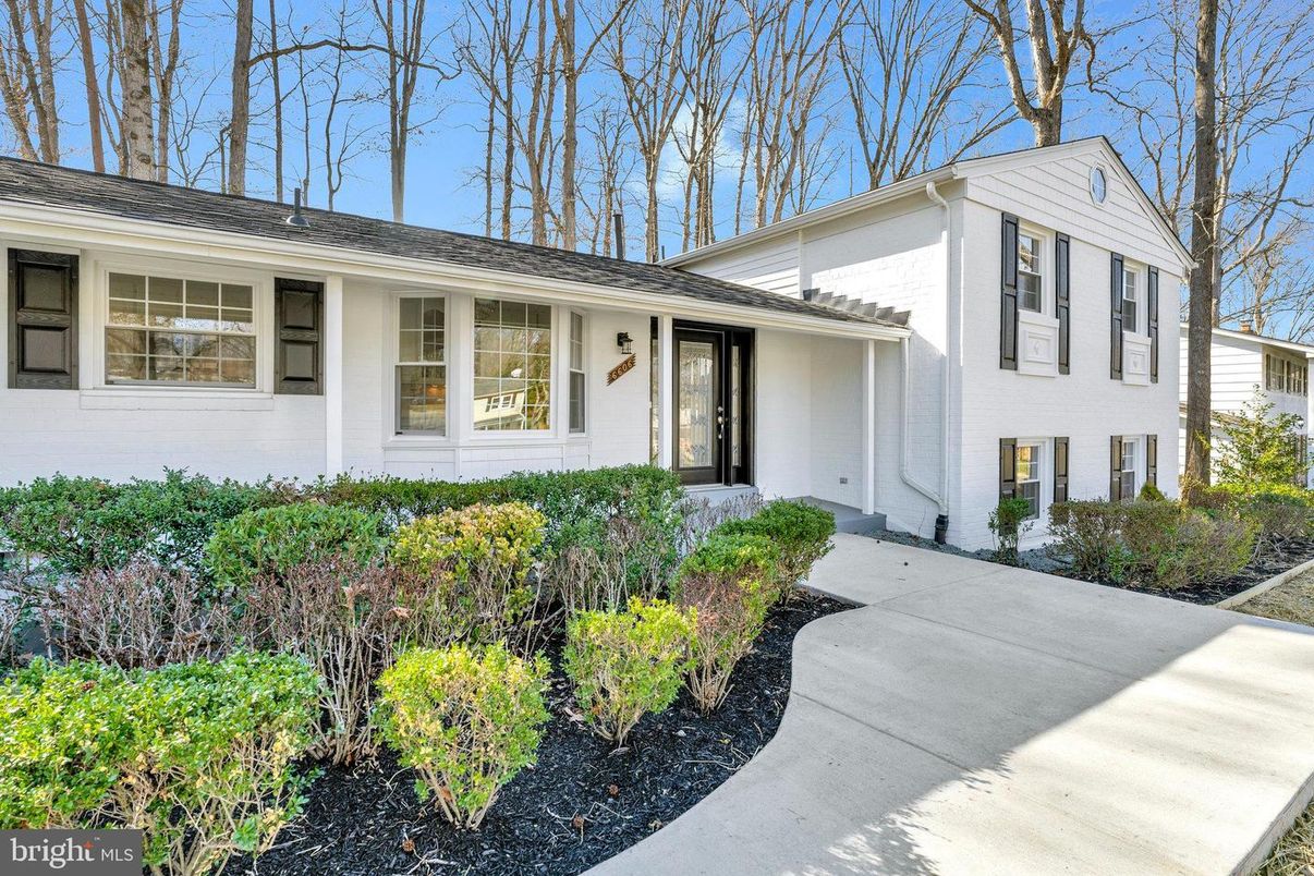 Exterior, Facade, Ranch