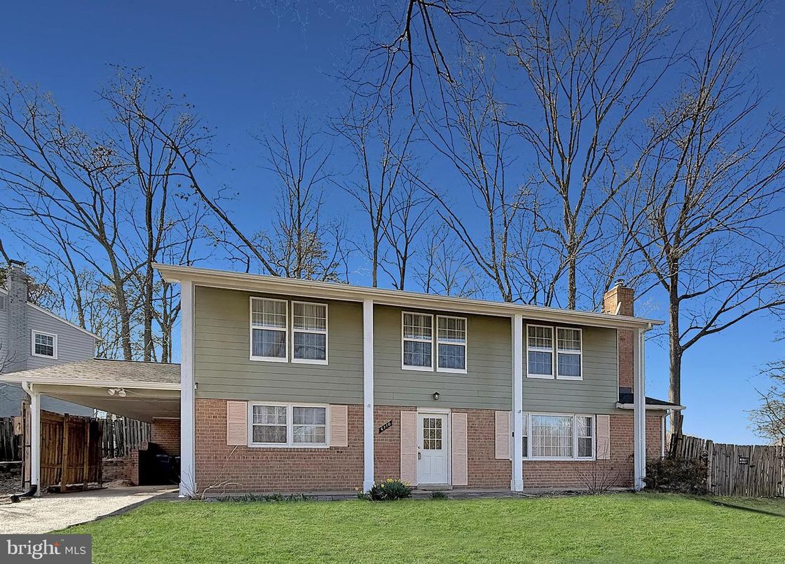 Exterior, Facade, Brick Facade, Raised Ranch