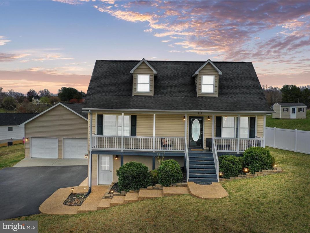 Attached, Exterior, Facade, Cape Cod