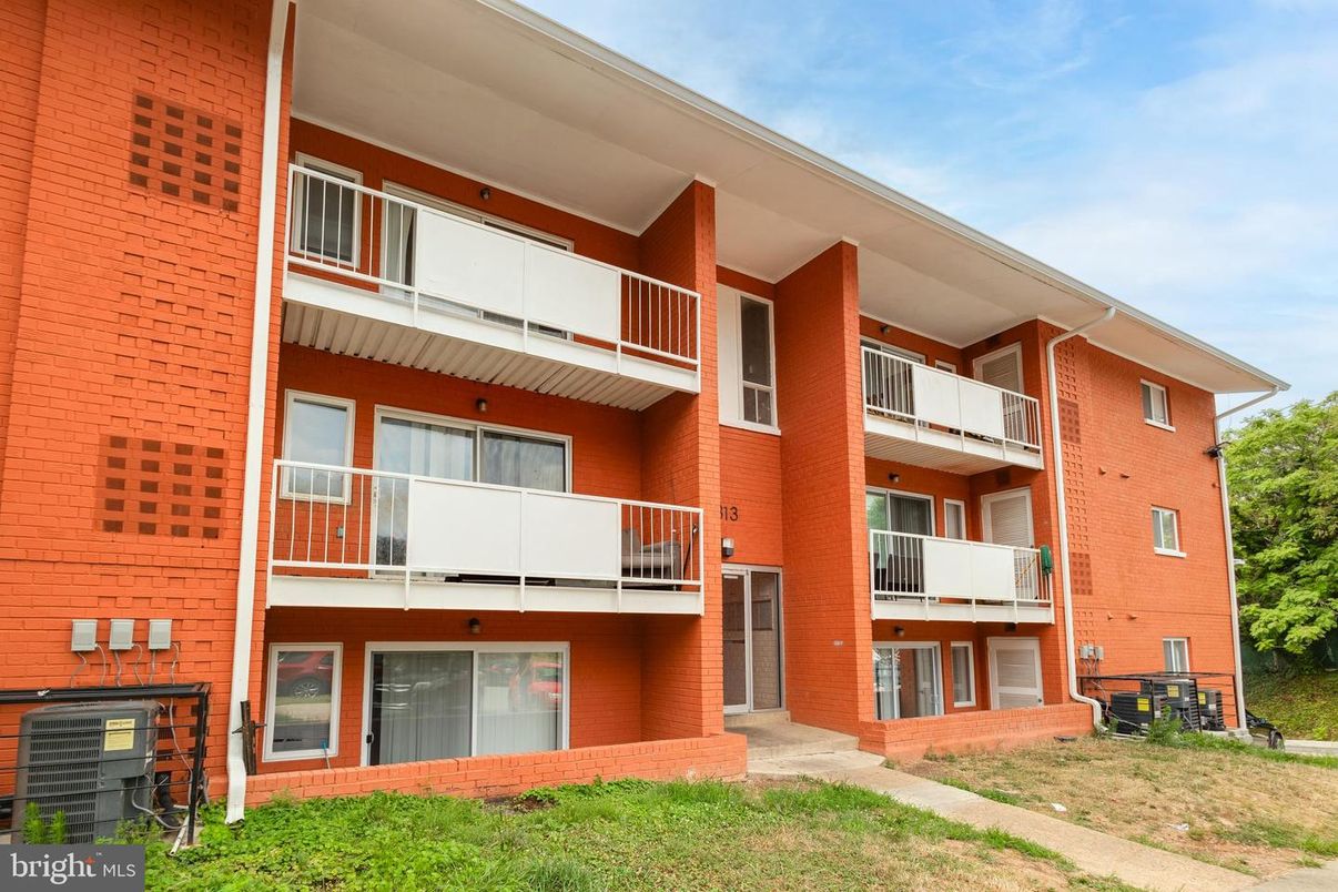 Exterior, Facade, Rowhouse