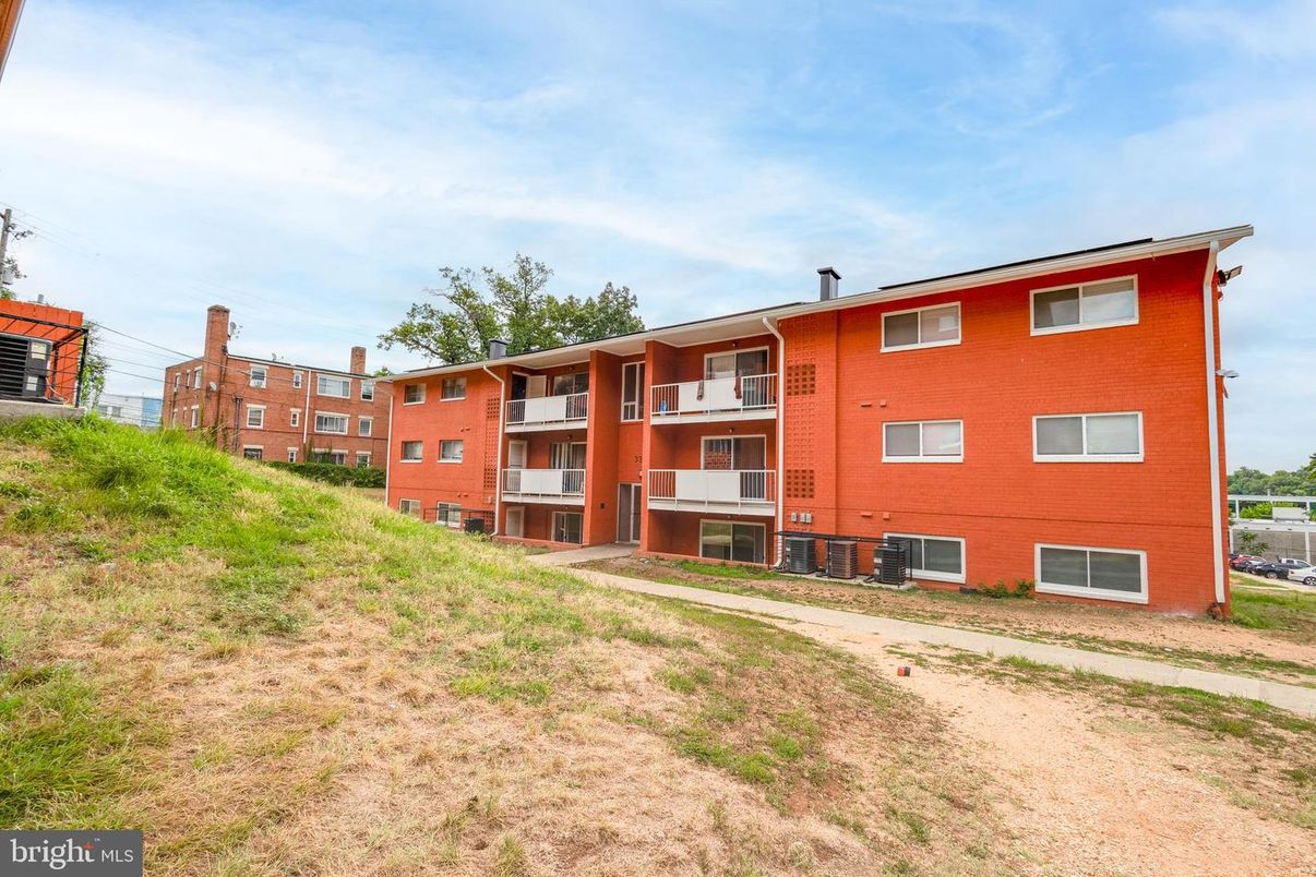 Backyard, Exterior, Facade, Modern