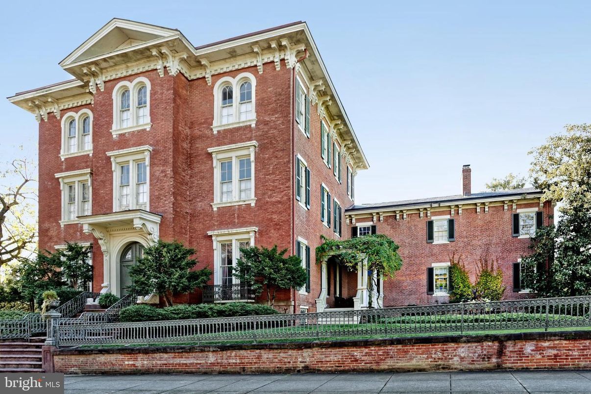 Exterior, Facade, Brick Facade, Georgian