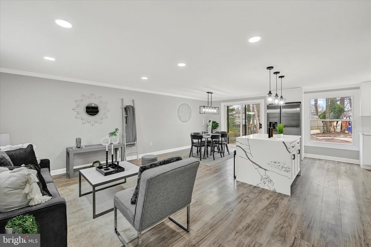 Dining room, Interior, Kitchen, Pendant Lights, Recessed Lighting, Wood Texture Flooring