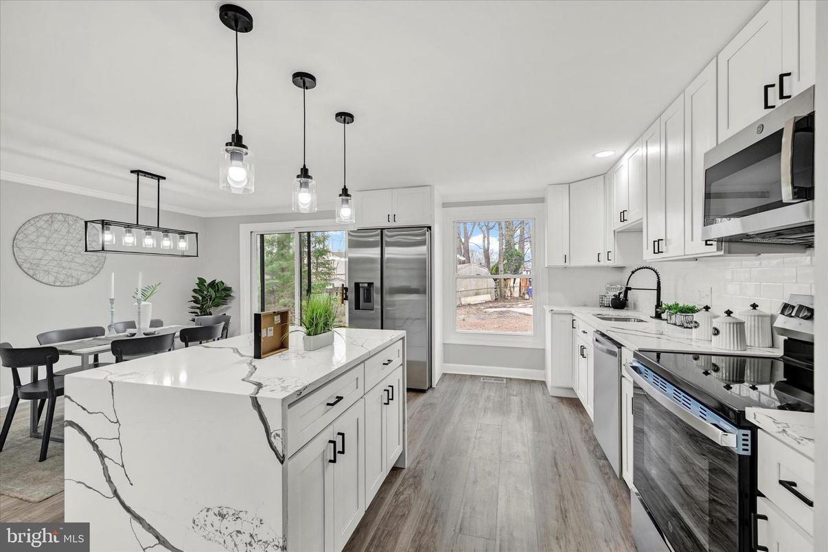 Dining room, Interior, Kitchen, Pendant Lights, Recessed Lighting, Stainless Steel Appliances, Wood Texture Flooring