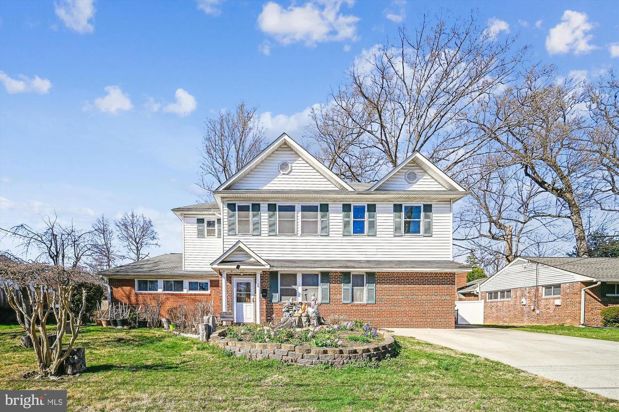 Attached, Exterior, Facade, Brick Facade, Queen Anne Victorian