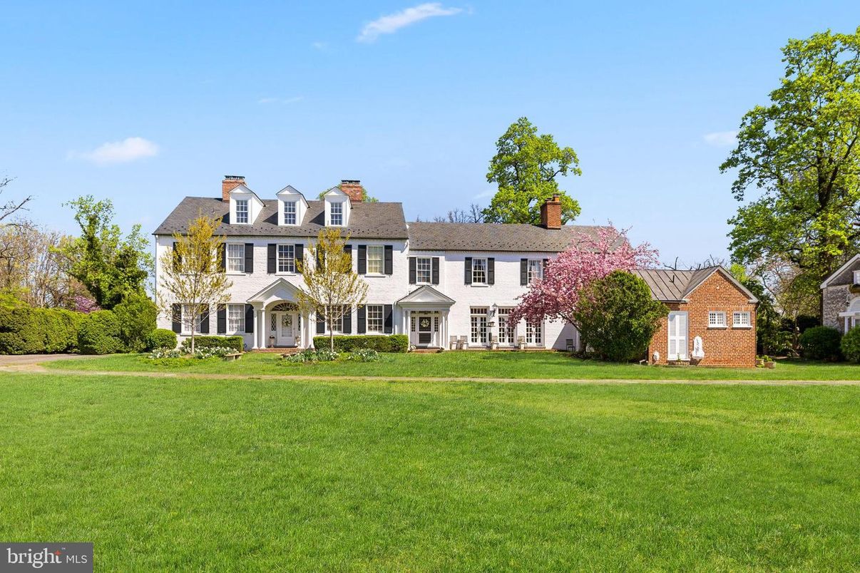 Backyard, Exterior, Facade, French Provincial