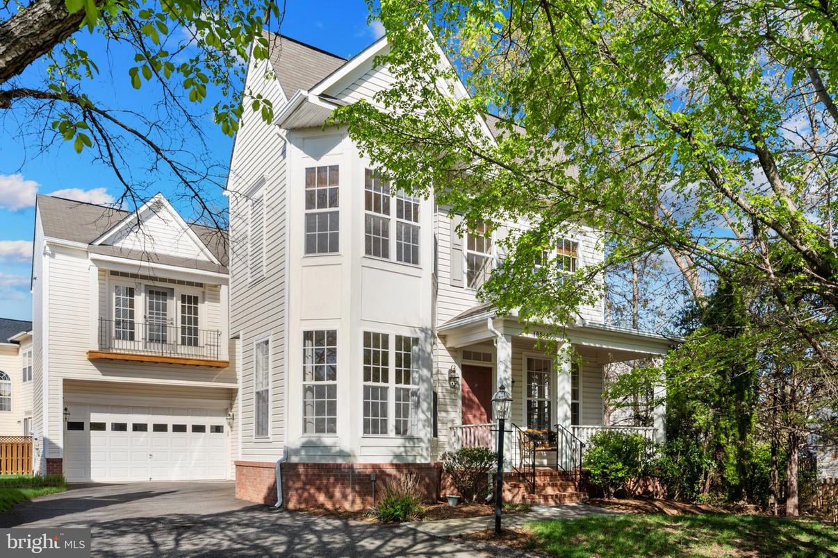 Attached, Exterior, Facade, Queen Anne Victorian