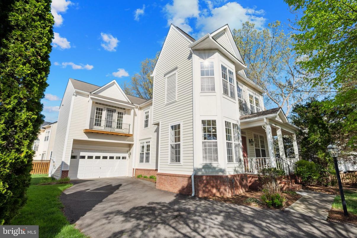 Attached, Exterior, Facade, Farmhouse