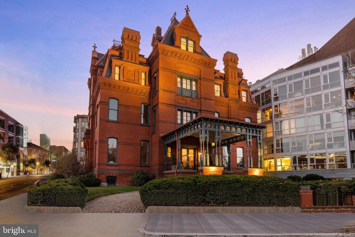 Exterior, Facade, Brick Facade, Rowhouse