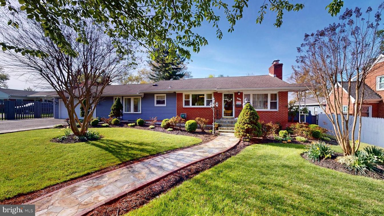 Exterior, Facade, Brick Facade, Cape Cod