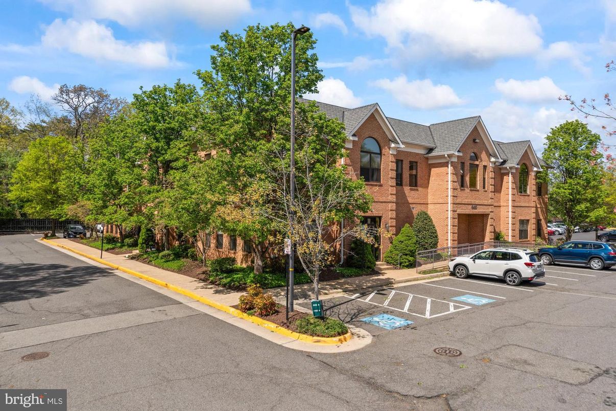 Exterior, Facade, Brick Facade, French Provincial