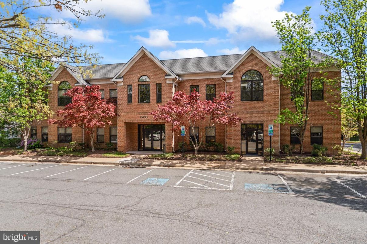 Exterior, Facade, Brick Facade, Brick Traditional