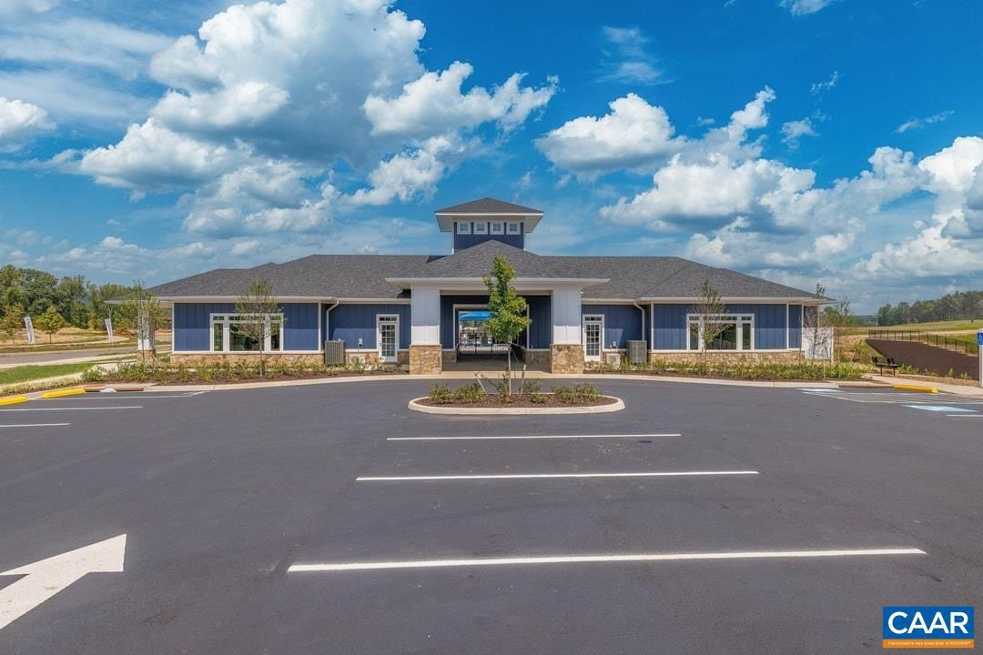 Exterior, Facade, Ranch