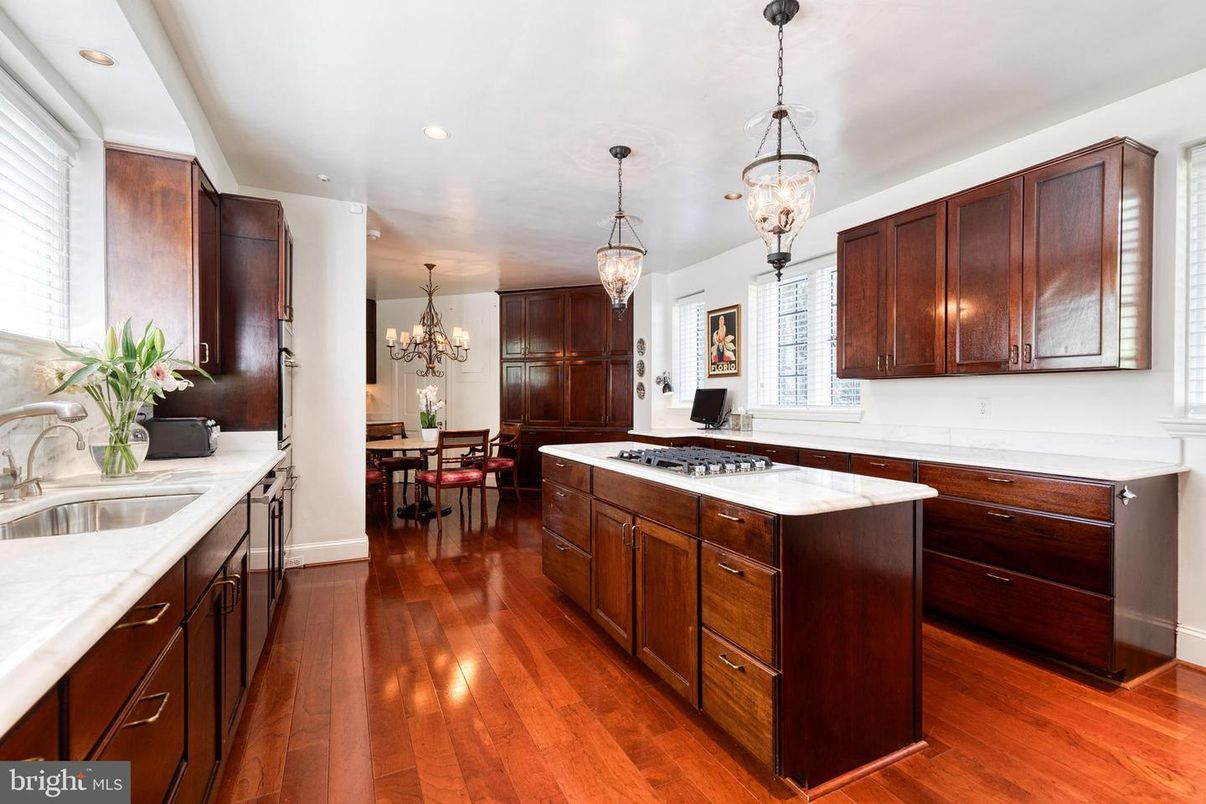 Chandelier, Dining room, Interior, Kitchen, Pendant Lights, Recessed Lighting, Wood Texture Flooring
