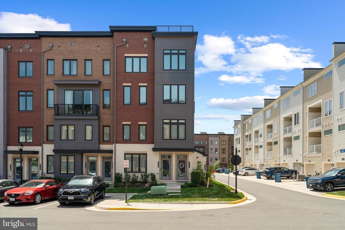 Exterior, Facade, Brick Facade, Rowhouse