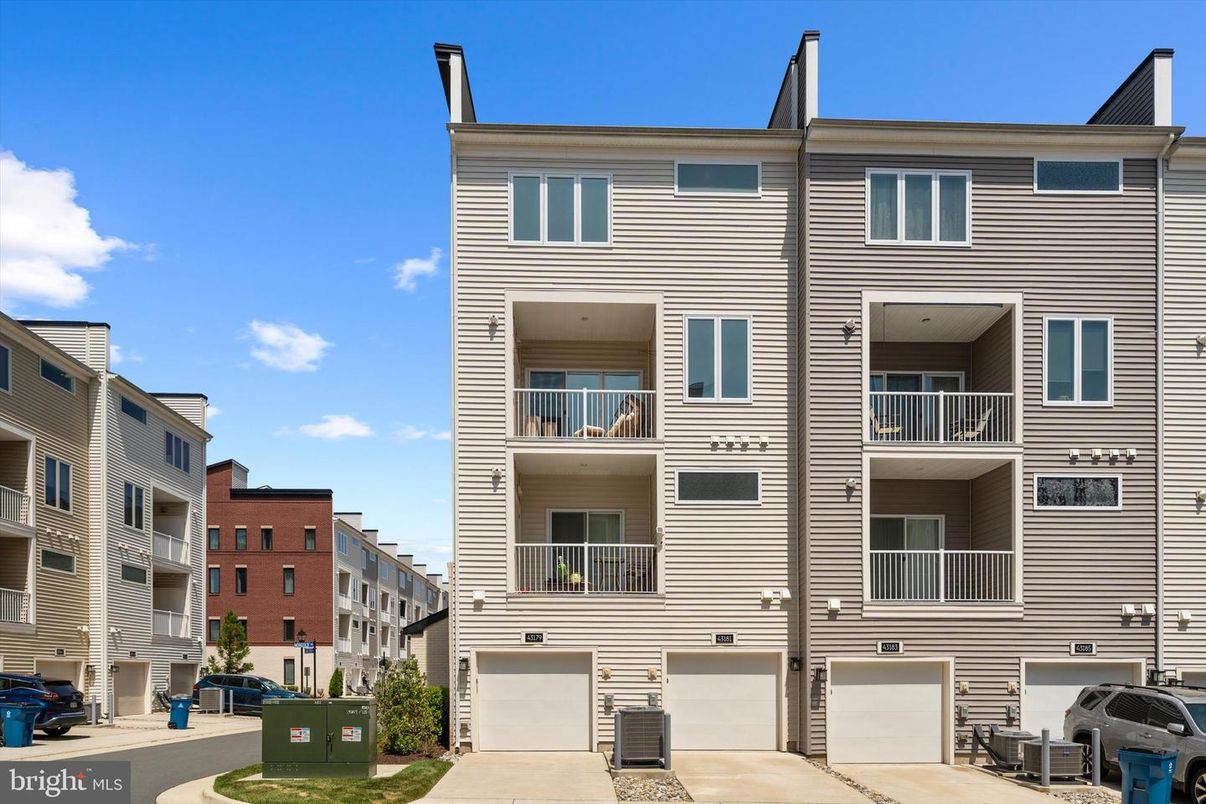 Attached, Exterior, Facade, Rowhouse