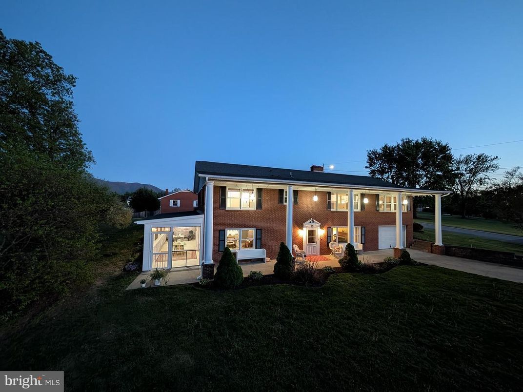 Exterior, Facade, Brick Facade, Raised Ranch