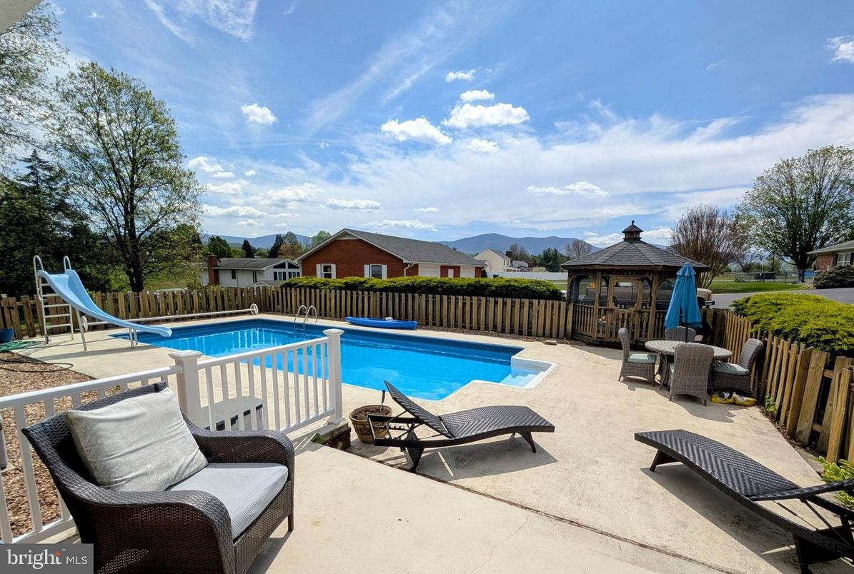 Exterior, Playground, Pool