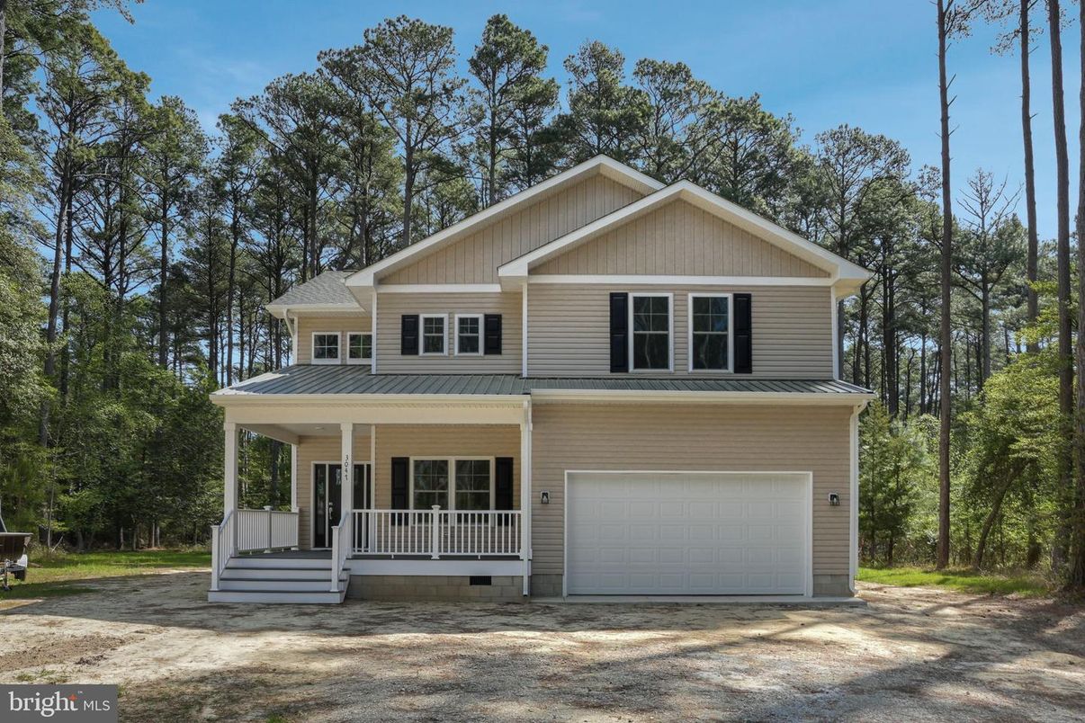 Attached, Exterior, Facade, Farmhouse
