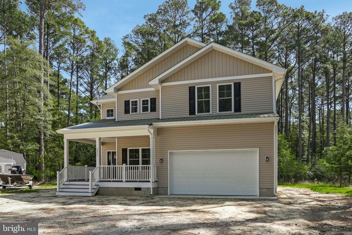 Attached, Exterior, Facade, Farmhouse