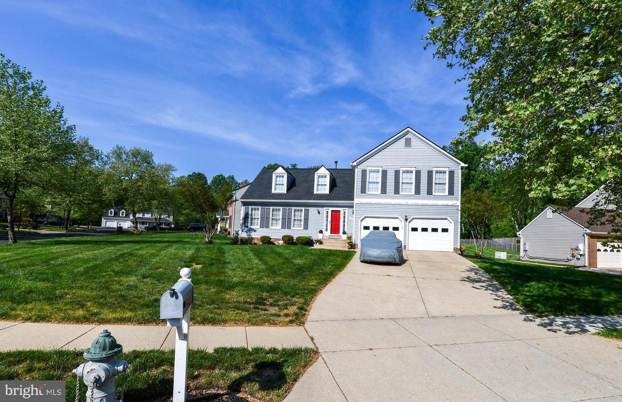 Attached, Exterior, Facade, Queen Anne Victorian