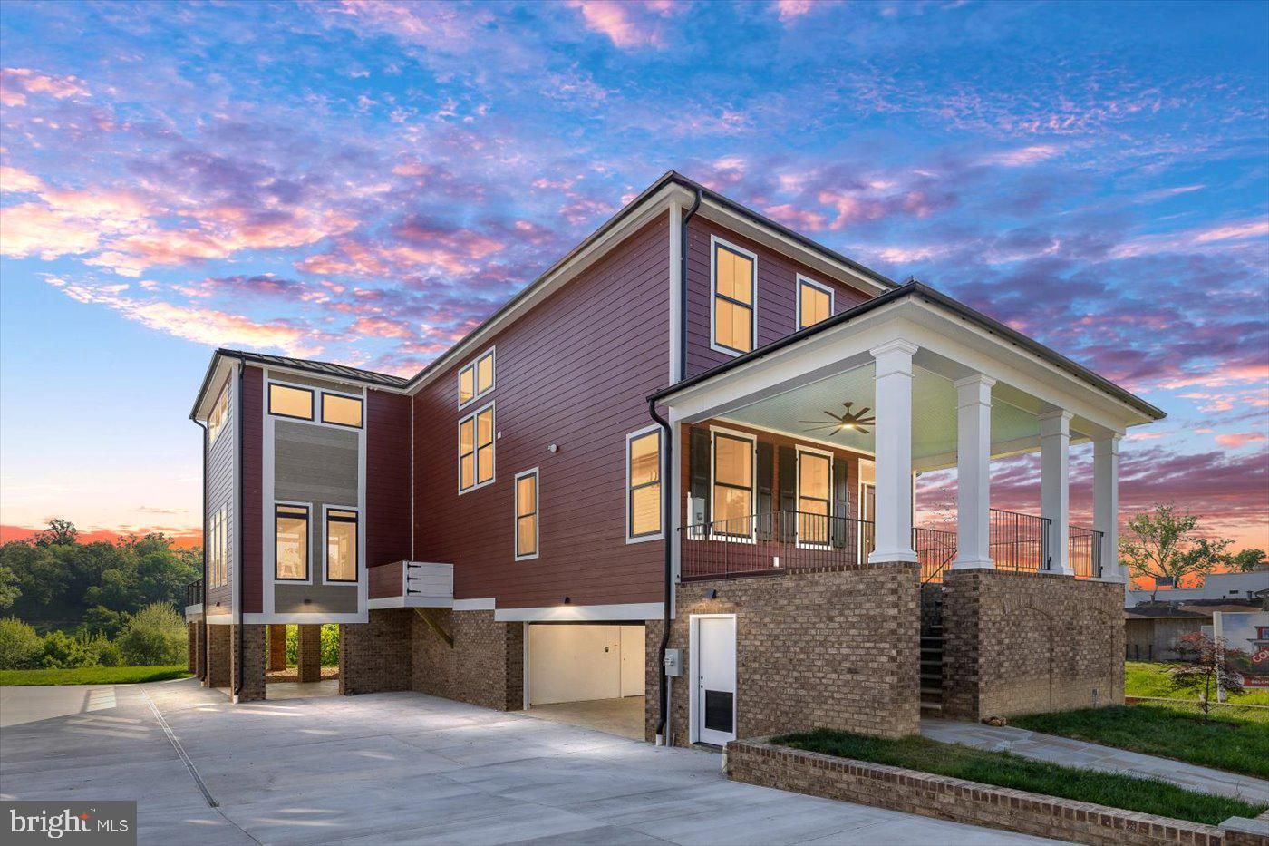 Exterior, Facade, Modern