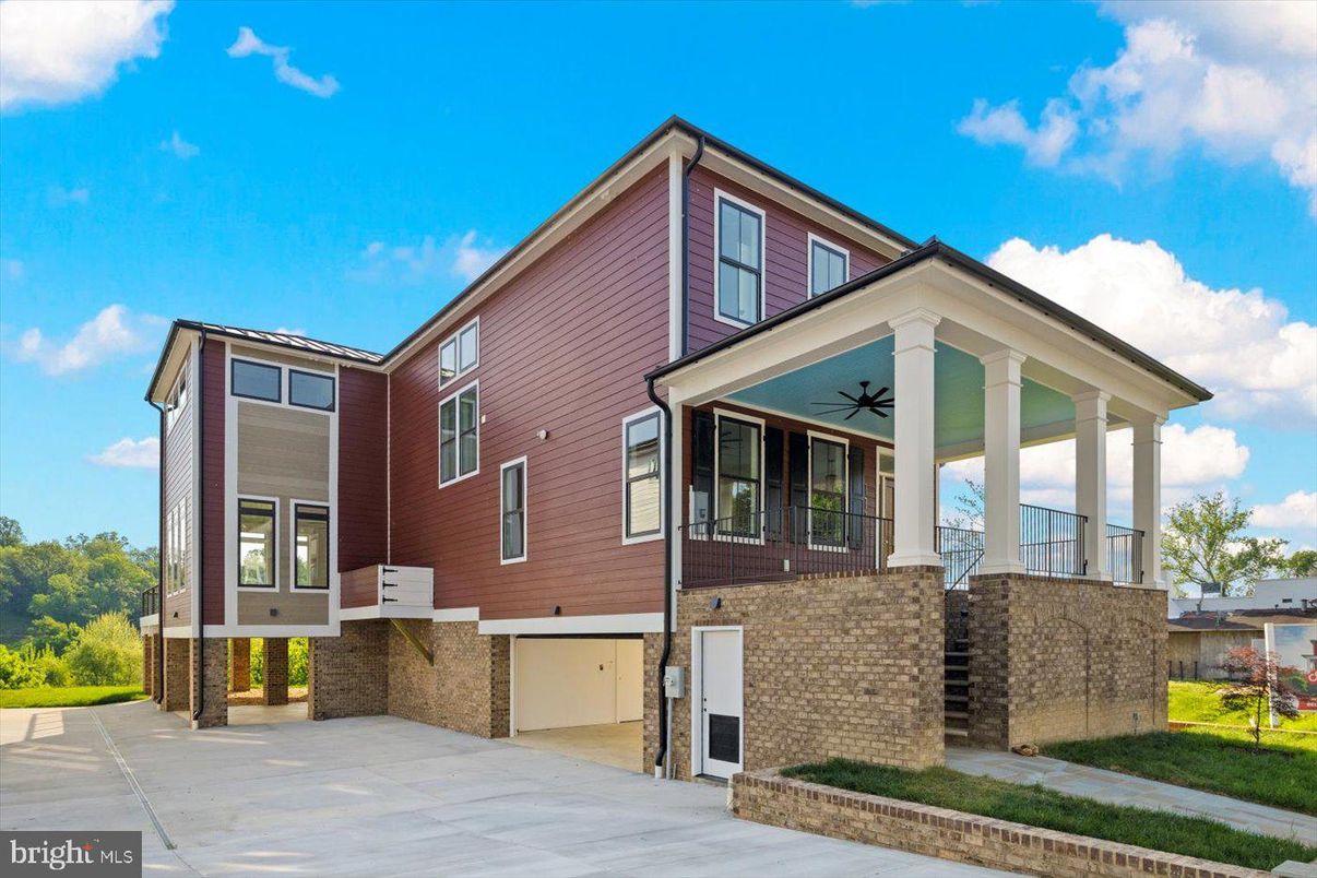 Exterior, Facade, Rowhouse