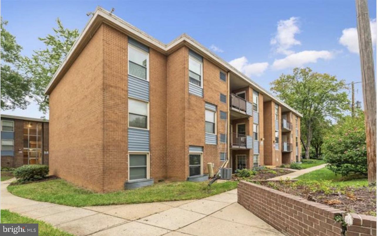 Exterior, Facade, Brick Facade, Rowhouse