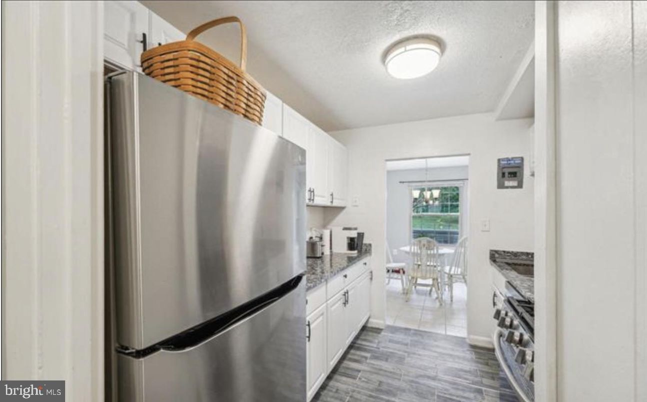 Chandelier, Dining room, Interior, Kitchen, Stainless Steel Appliances, Wood Texture Flooring