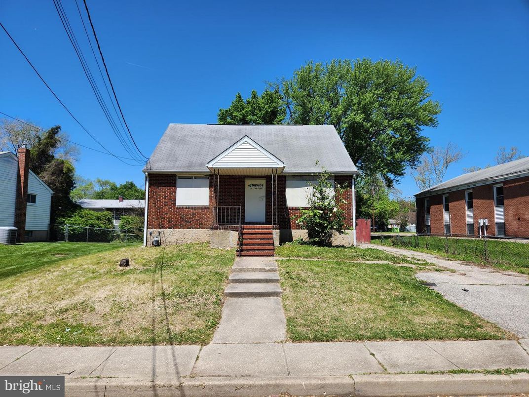 Exterior, Facade, Brick Facade, Cape Cod